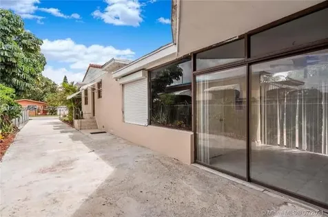 52 E 50th Place Hialeah FL 33013