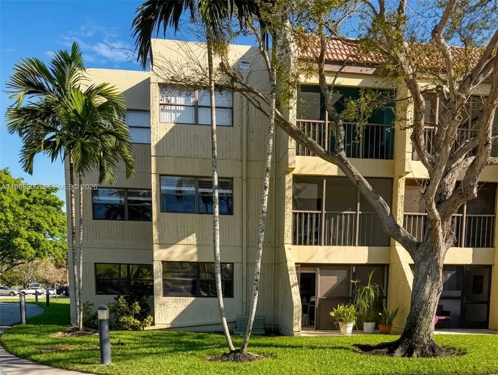 220 Lakeview Drive Weston FL 33326