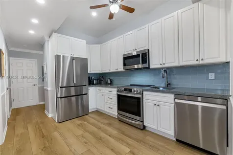 2870 Pine Tree Drive Miami Beach FL 33140