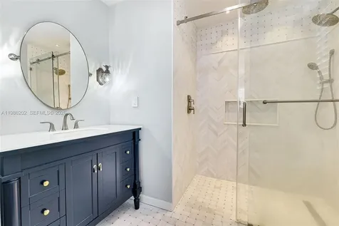 2870 Pine Tree Drive Miami Beach FL 33140