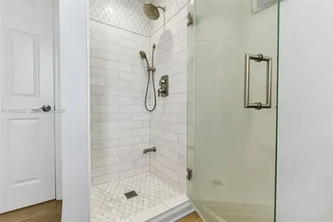 2870 Pine Tree Drive Miami Beach FL 33140