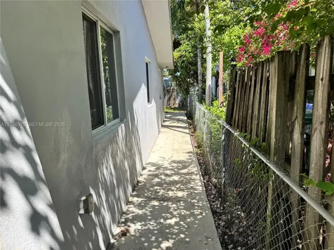 1781 NW 16th Street Miami FL 33125