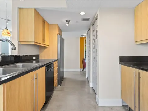 7600 Collins Avenue Miami Beach FL 33141