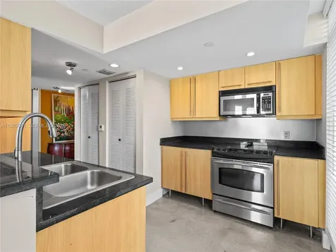 7600 Collins Avenue Miami Beach FL 33141