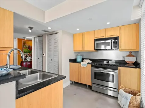 7600 Collins Avenue Miami Beach FL 33141