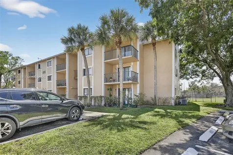 400 W Palm Circle W Pembroke Pines FL 33025