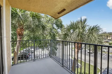 400 W Palm Circle W Pembroke Pines FL 33025