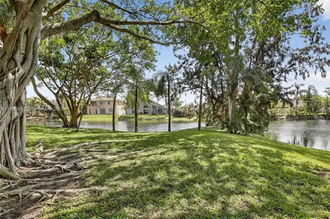 400 W Palm Circle W Pembroke Pines FL 33025