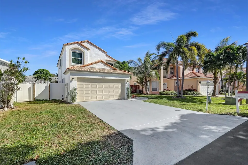 104 Wedgewood Lakes S Green Acres FL 33463