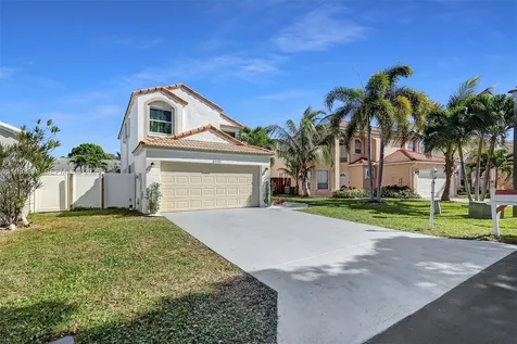 104 Wedgewood Lakes S Green Acres FL 33463