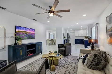 104 Wedgewood Lakes S Green Acres FL 33463