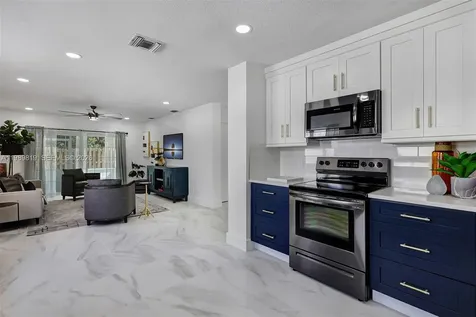 104 Wedgewood Lakes S Green Acres FL 33463