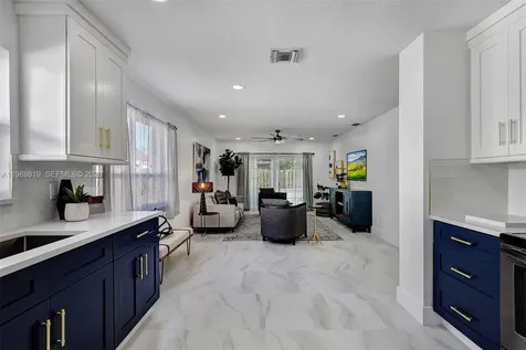 104 Wedgewood Lakes S Green Acres FL 33463