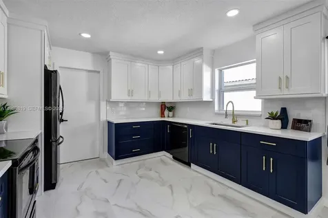 104 Wedgewood Lakes S Green Acres FL 33463