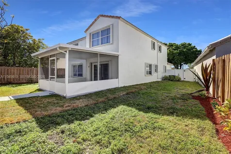 104 Wedgewood Lakes S Green Acres FL 33463