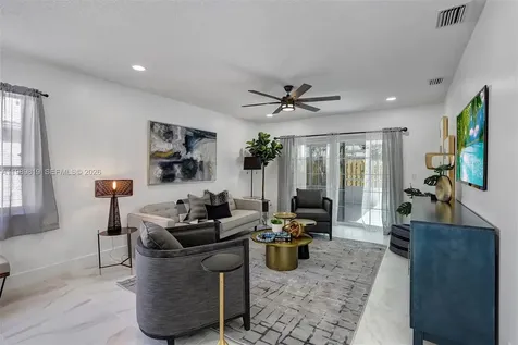 104 Wedgewood Lakes S Green Acres FL 33463