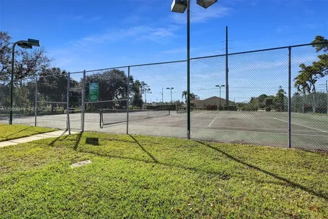 104 Wedgewood Lakes S Green Acres FL 33463