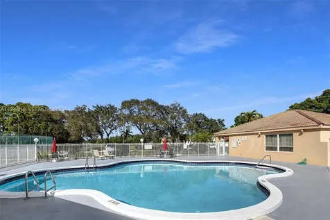 104 Wedgewood Lakes S Green Acres FL 33463
