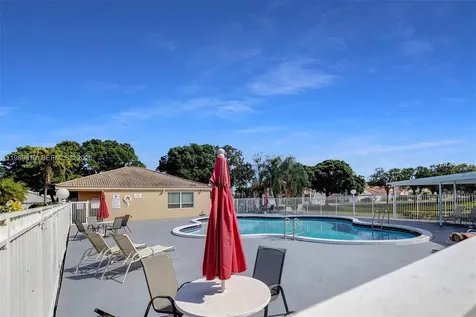 104 Wedgewood Lakes S Green Acres FL 33463