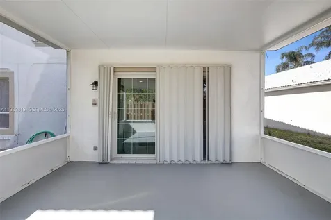 104 Wedgewood Lakes S Green Acres FL 33463