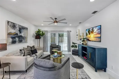 104 Wedgewood Lakes S Green Acres FL 33463