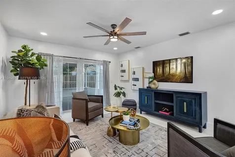 104 Wedgewood Lakes S Green Acres FL 33463