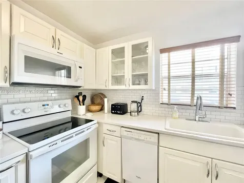 221 Meridian Avenue Miami Beach FL 33139