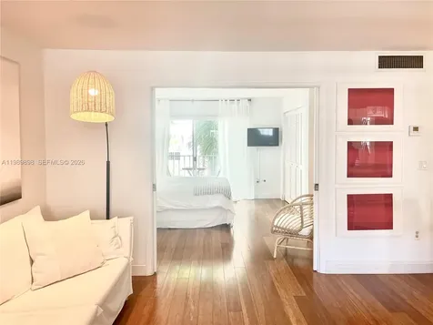 221 Meridian Avenue Miami Beach FL 33139