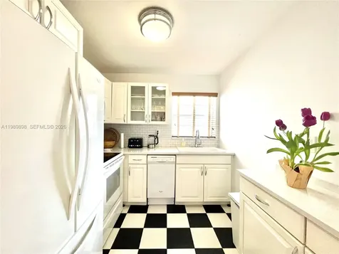 221 Meridian Avenue Miami Beach FL 33139