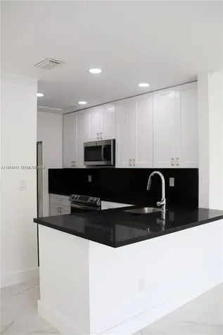 2550 W 67th Place Hialeah FL 33016