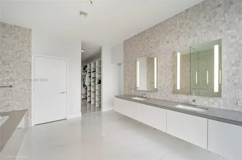 88 SW 7th Street Miami FL 33130