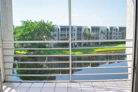 9230 Lagoon Place Davie FL 33324
