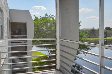 9230 Lagoon Place Davie FL 33324