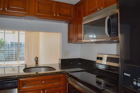 9230 Lagoon Place Davie FL 33324
