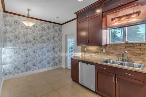7048 SW 83rd Court Miami FL 33143