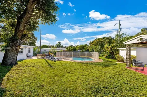 38 Miami Gardens Road West Park FL 33023