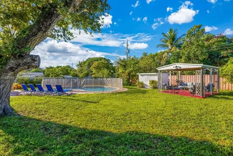 38 Miami Gardens Road West Park FL 33023