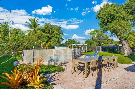 38 Miami Gardens Road West Park FL 33023