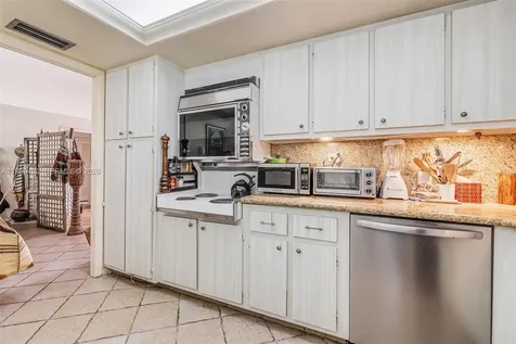 6039 Collins Avenue Miami Beach FL 33140
