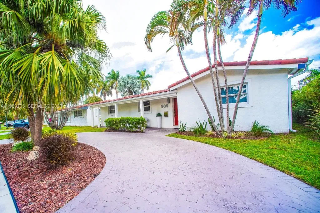 909 N 13th Court Hollywood FL 33019