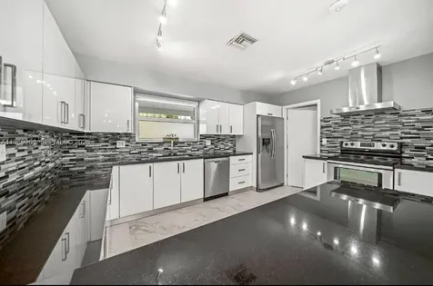 909 N 13th Court Hollywood FL 33019