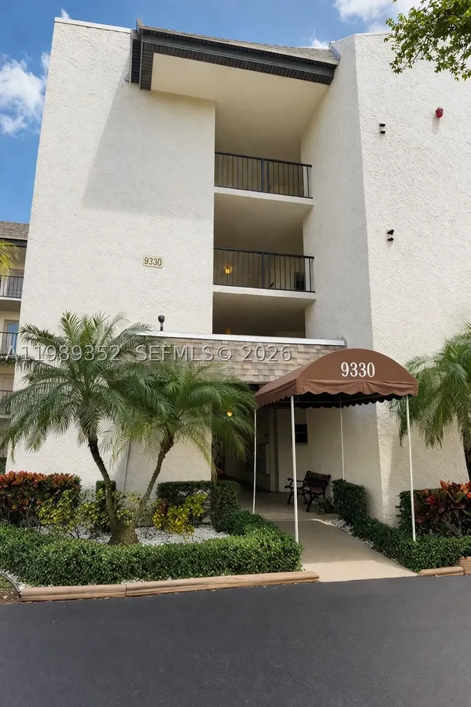9330 Lagoon Place Davie FL 33324