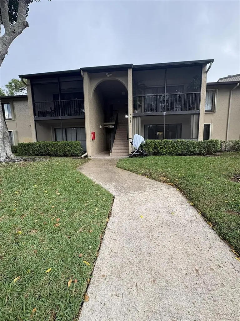 718 Sunny Pine Way Green Acres FL 33415