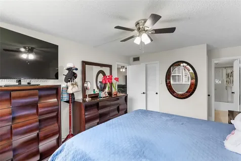 9420 S Hollybrook Lake Drive Pembroke Pines FL 33025