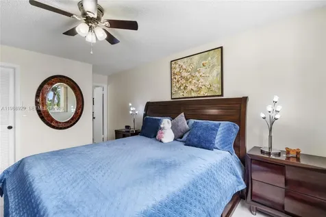 9420 S Hollybrook Lake Drive Pembroke Pines FL 33025
