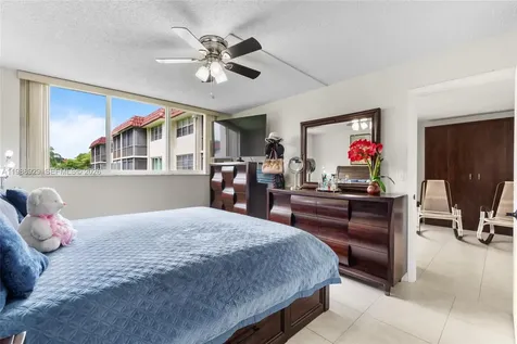 9420 S Hollybrook Lake Drive Pembroke Pines FL 33025