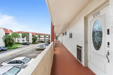9420 S Hollybrook Lake Drive Pembroke Pines FL 33025