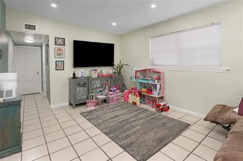 528 E 10th Street Hialeah FL 33010