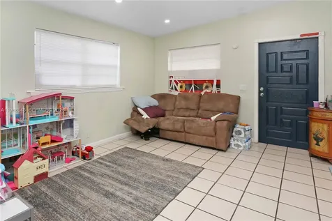 528 E 10th Street Hialeah FL 33010