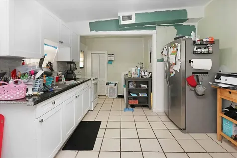 528 E 10th Street Hialeah FL 33010